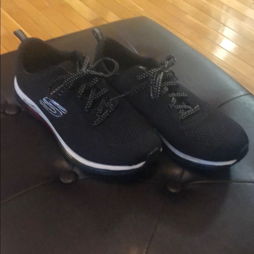 Sketchers tennis shoes